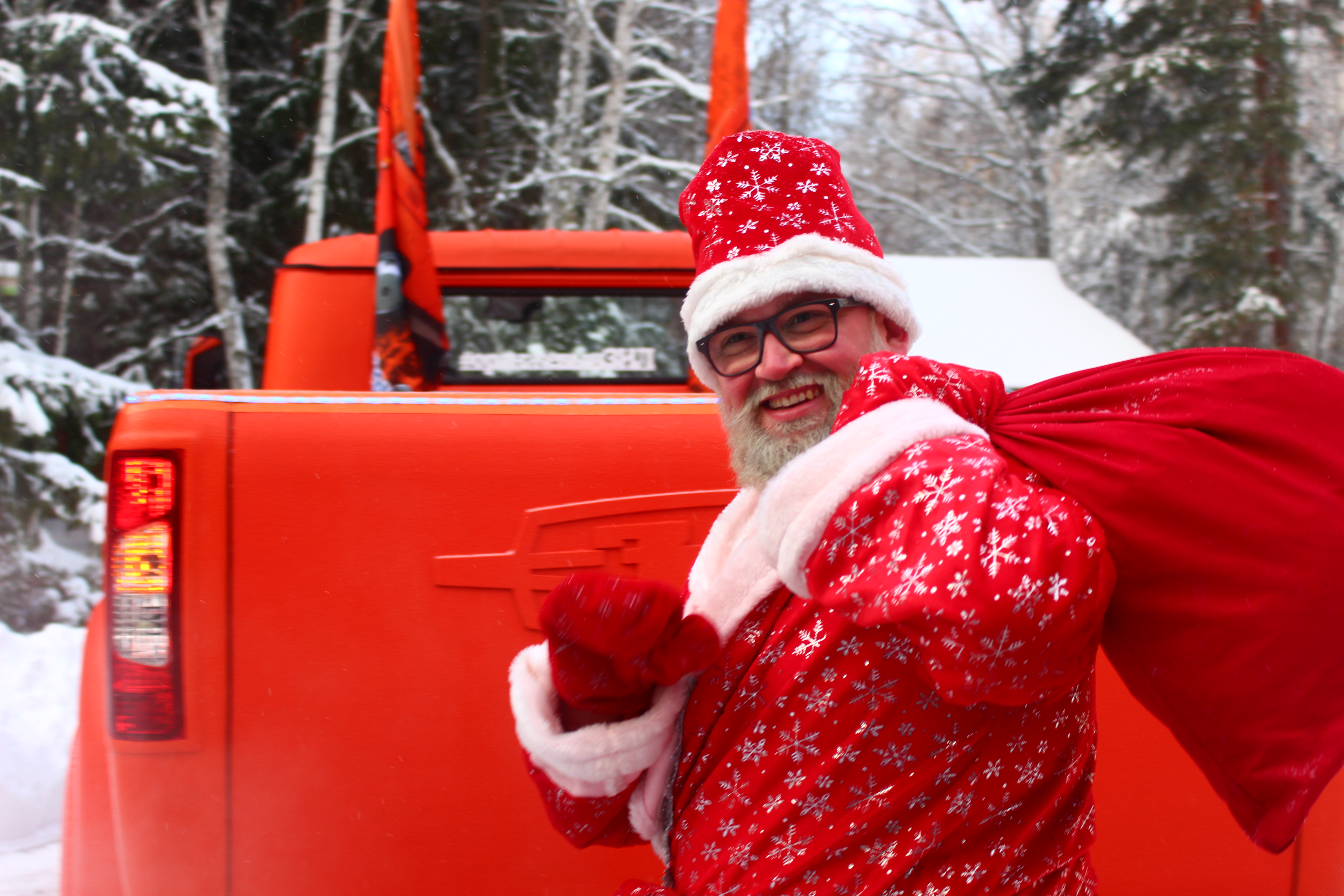 В хосписе  «Дом радужного детства» Дед Мороз променял сани и оленей на грузовик